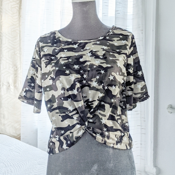 NWOT - Shein - camo army green white star crop top